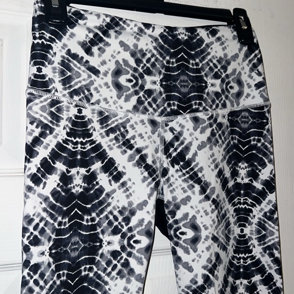 Victoria’s Secret Black Bas Court Tie Dye High Waisted Knockout Crop Leggings - Picture 4 of 12